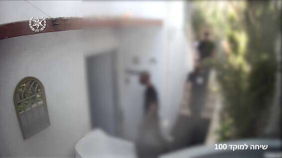 תיעוד של אחד מחברי החמולה נכנס לבית המתלונן, בחודש שעבר // צילום: דוברות המשטרה